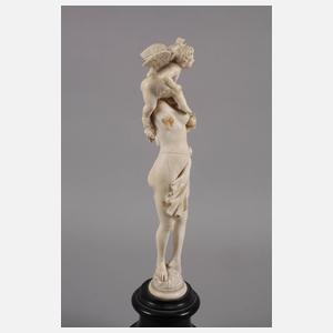 Große Elfenbeinschnitzerei