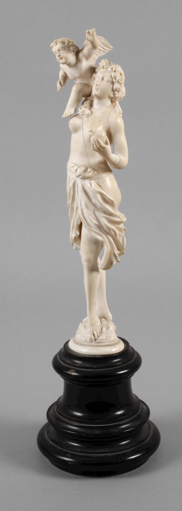 Große Elfenbeinschnitzerei