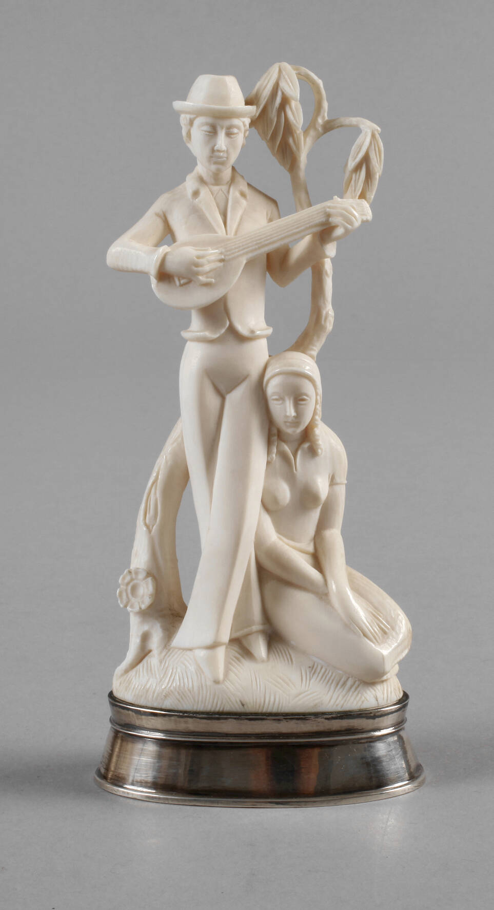 Feine Elfenbeinschnitzerei