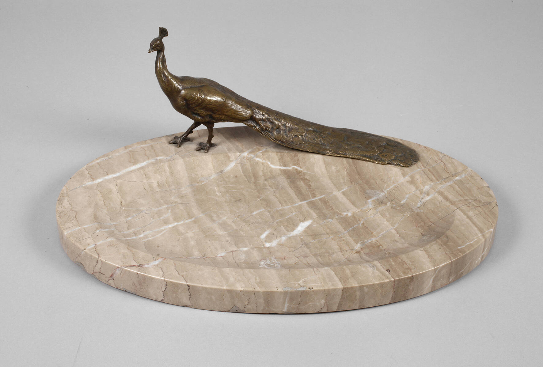 Figürliche Marmorschale mit Pfau