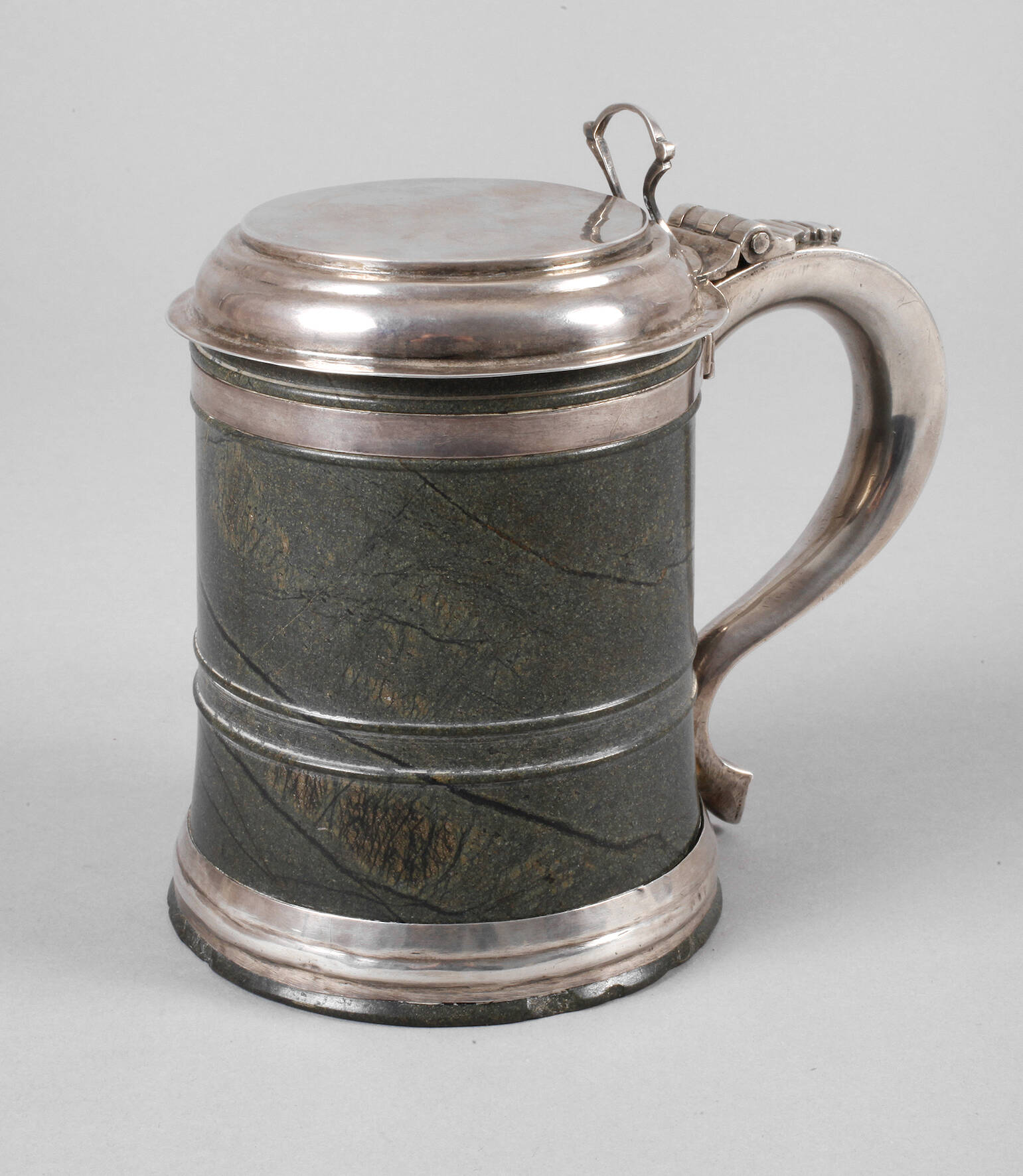 Serpentinkrug mit Silbermontur