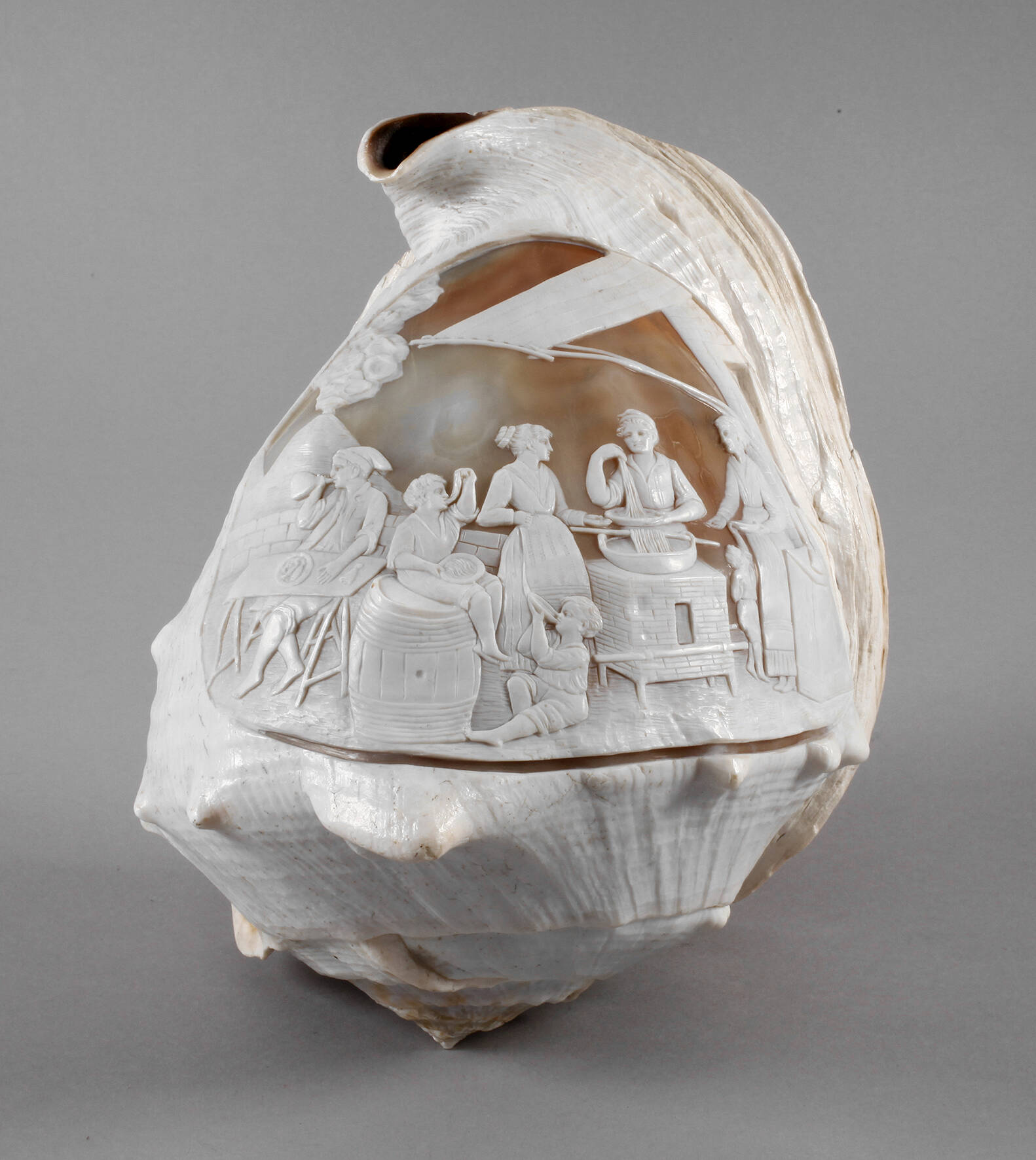 Große Perlmuttschnitzerei