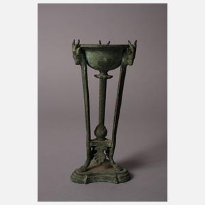 Dreifußkessel mit Rinderprotomen nach antikem Vorbild