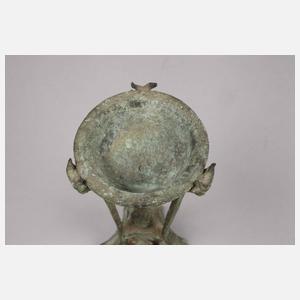 Dreifußkessel mit Rinderprotomen nach antikem Vorbild