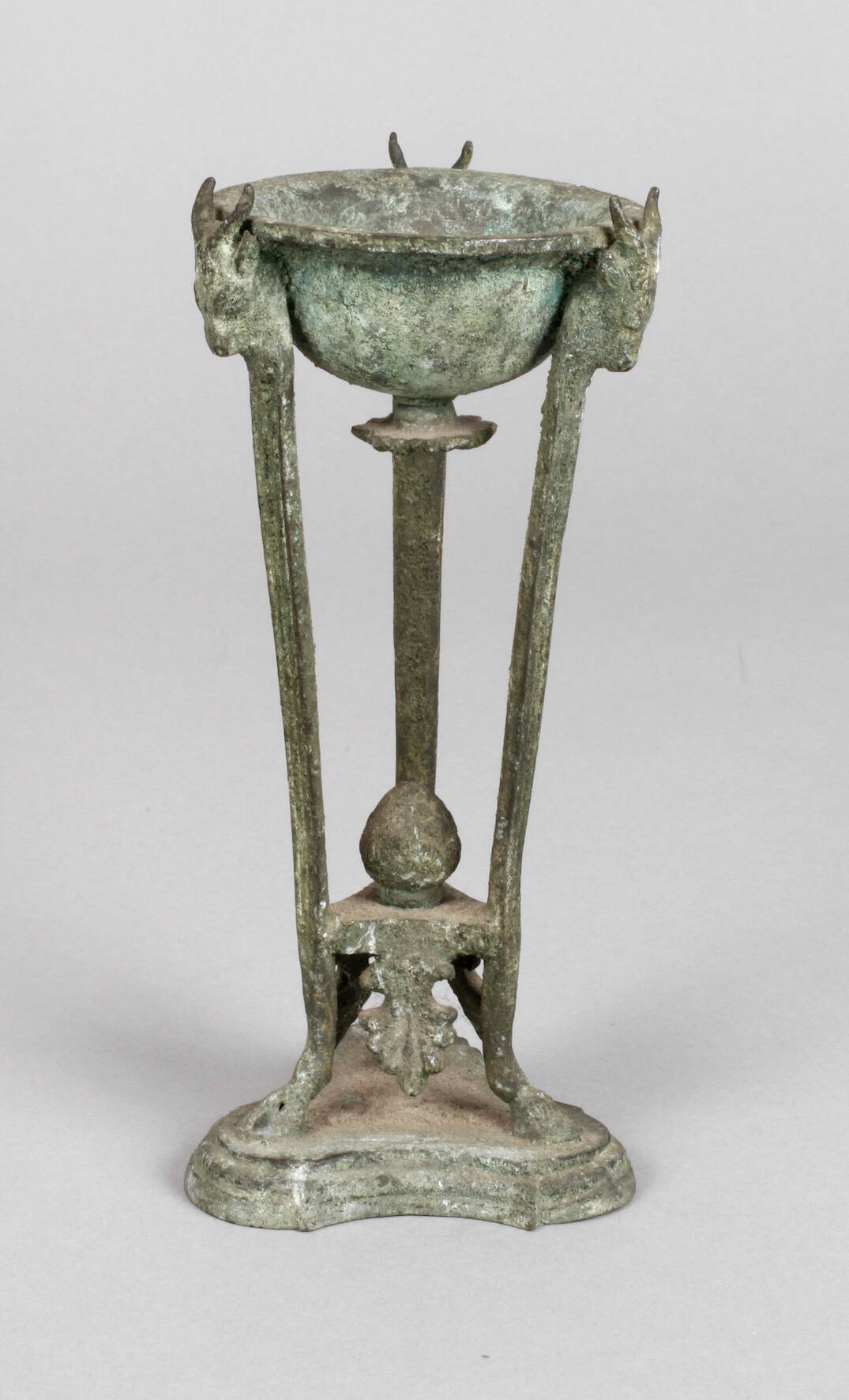 Dreifußkessel mit Rinderprotomen nach antikem Vorbild