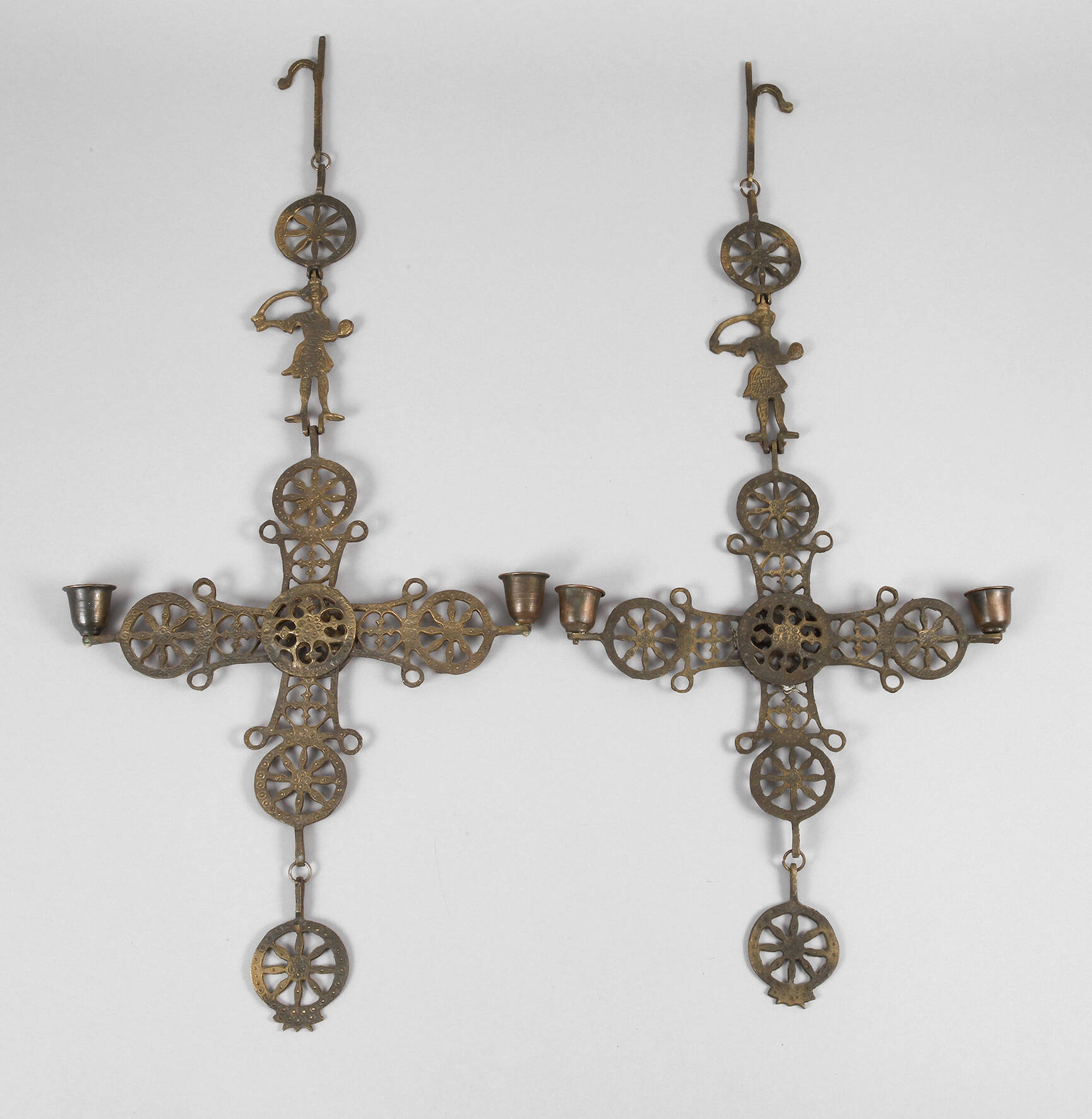 Paar byzantinische Kreuzleuchter
