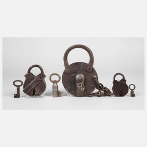 Drei Vorhängeschlösser