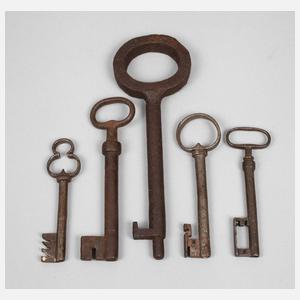 Fünf historische Schlüssel