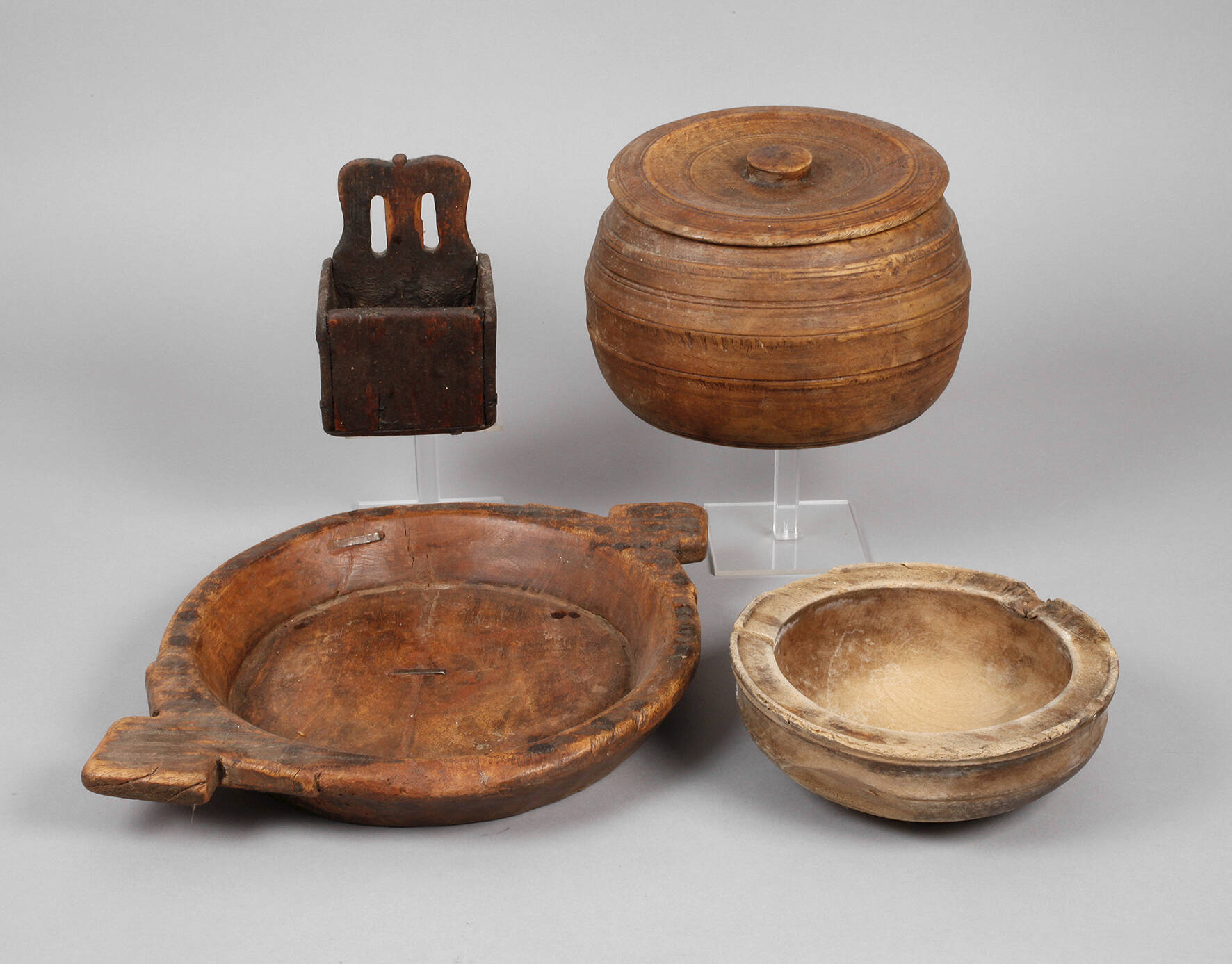 Vier bäuerliche Holzgefäße