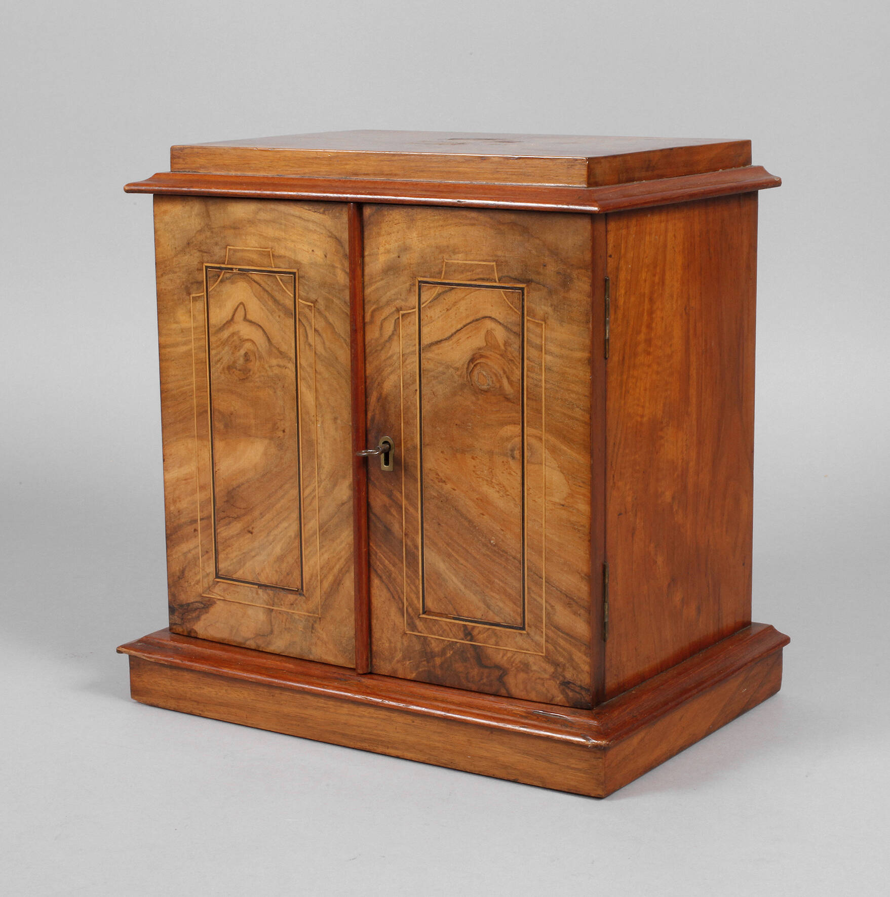 Kabinettschränkchen