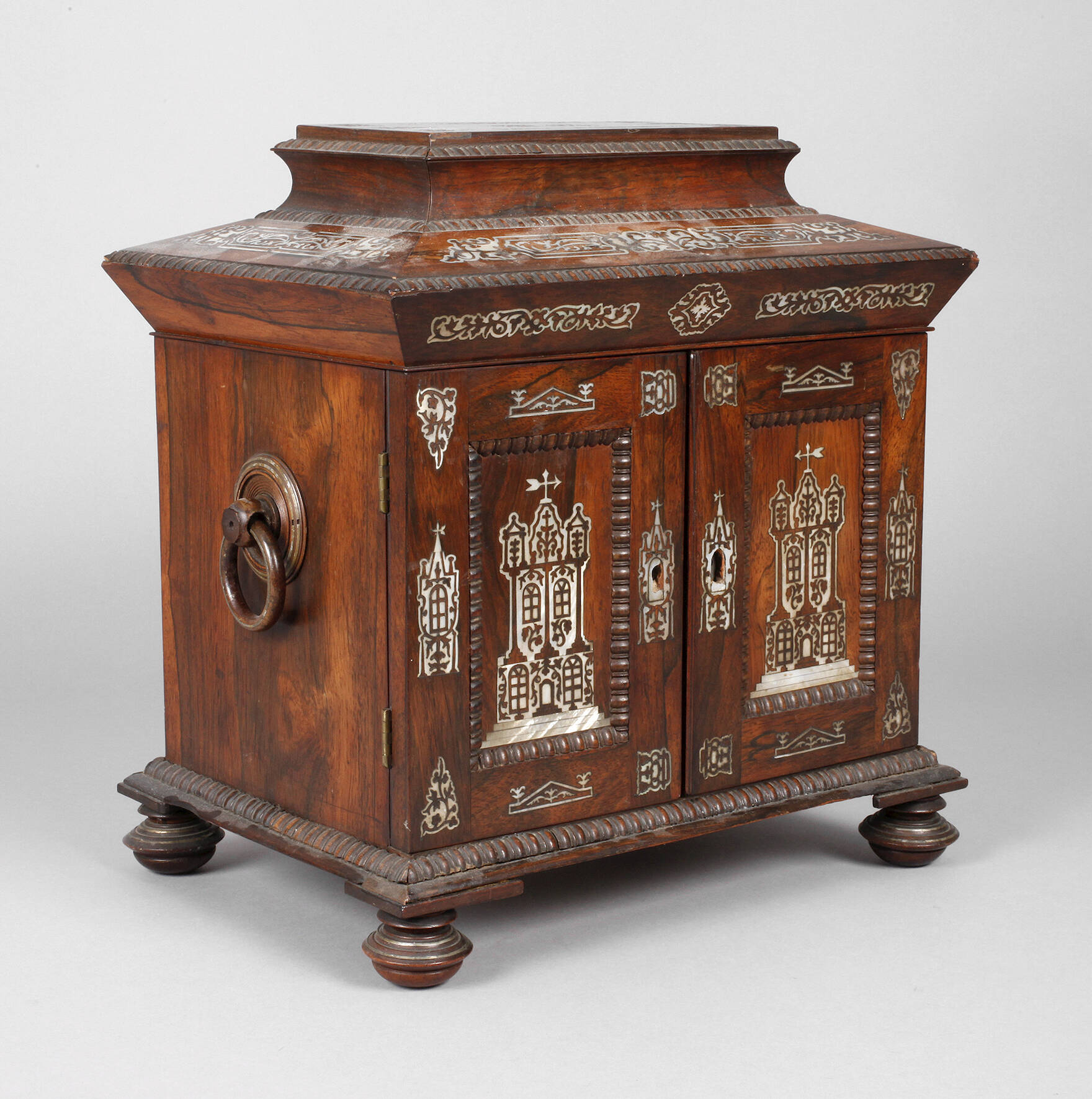 Kabinettschränkchen