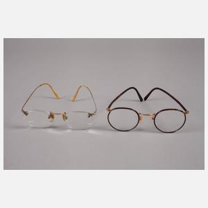 Opernglas und vier Brillen