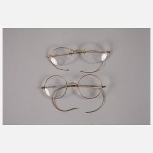 Opernglas und vier Brillen