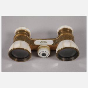 Opernglas und vier Brillen