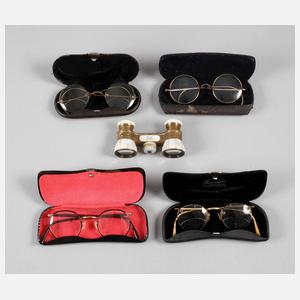 Opernglas und vier Brillen