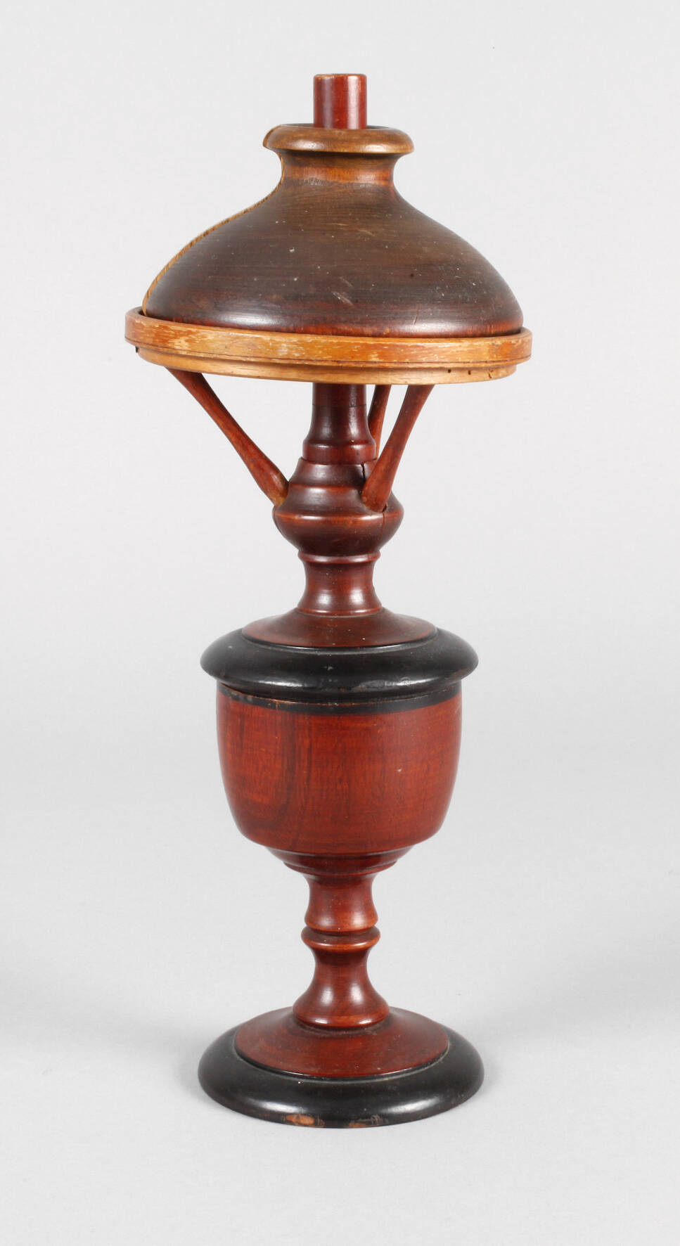 Kleine gedrechselte Petroleumlampe