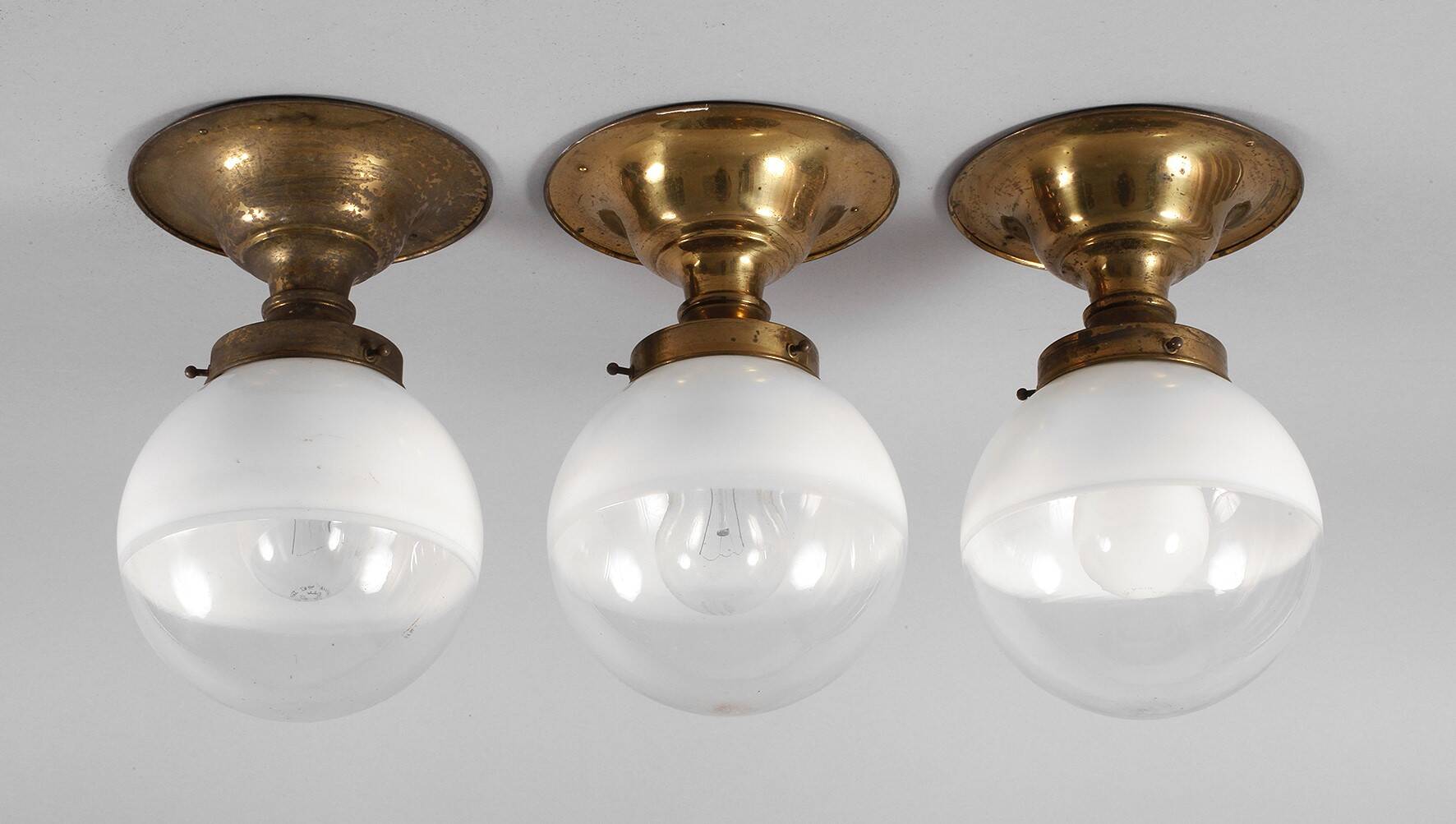 Drei Deckenlampen