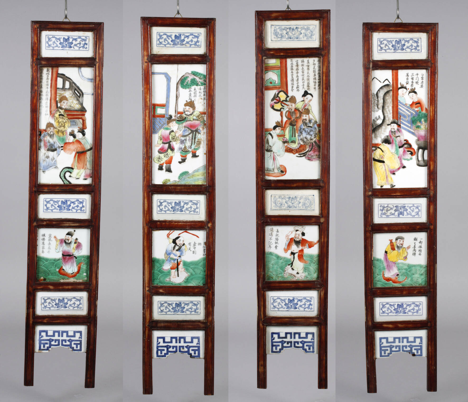 Vier Porzellanpaneele