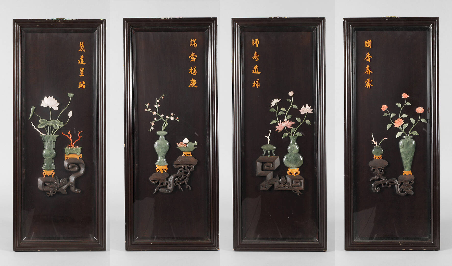 Vier Reliefschnitzereien