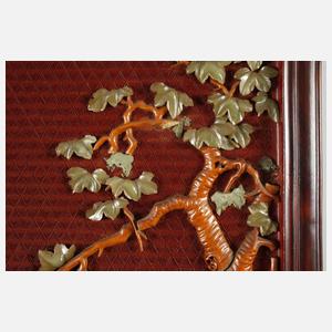 Vier Wandpaneele mit Steinschnitzereien