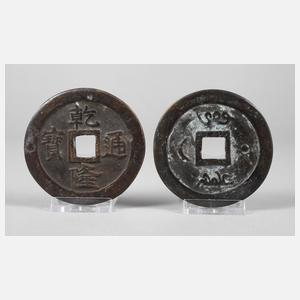 Zwei große Cash-Münzen