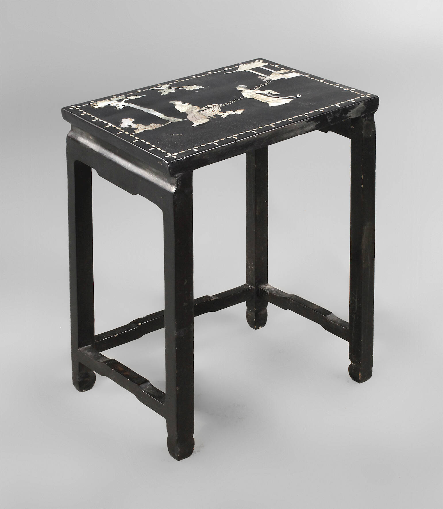 Intarsierter Beistelltisch