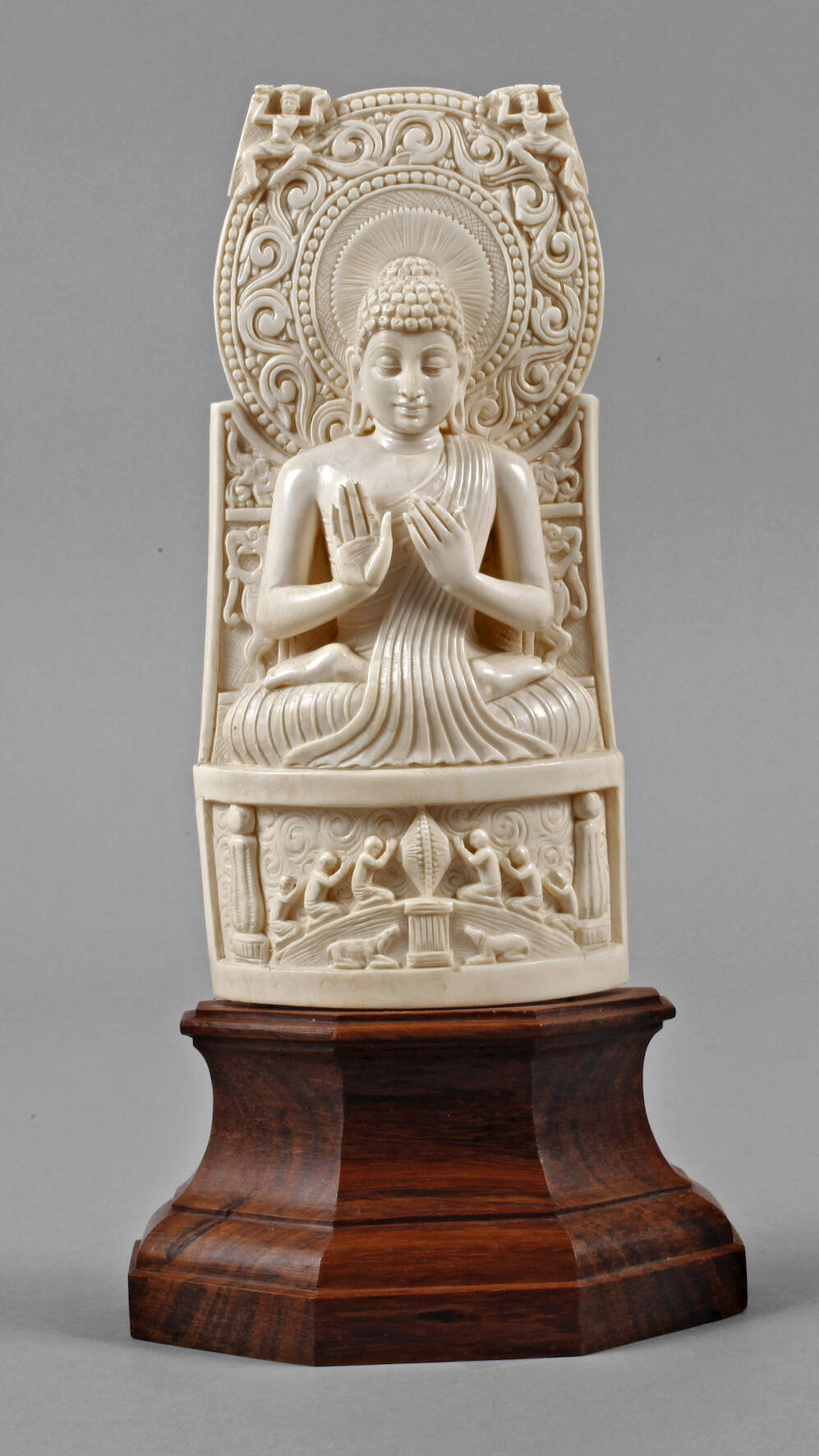 Große Elfenbeinschnitzerei