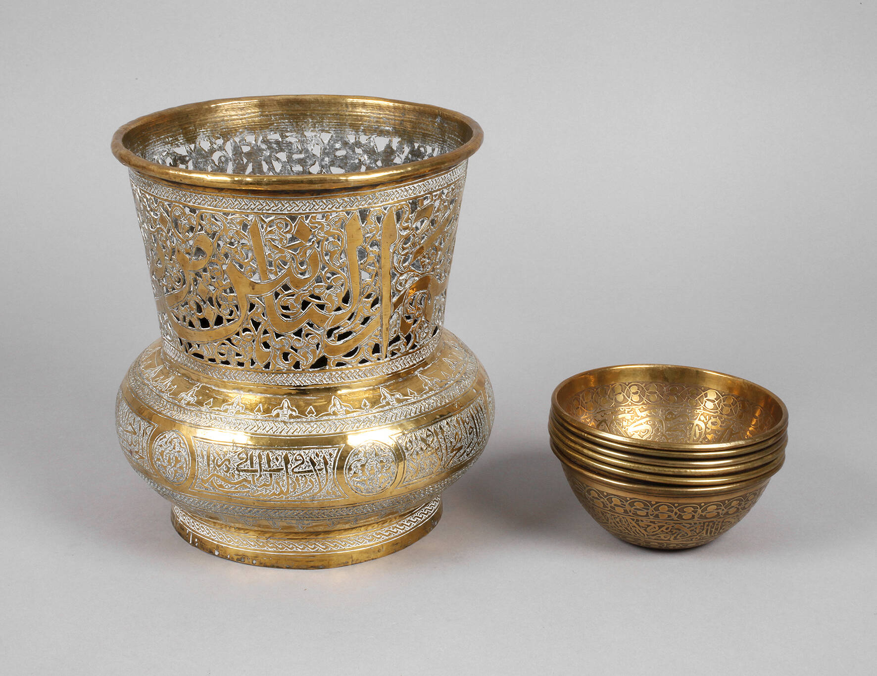 Persische Ziervase mit sechs Schälchen