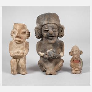 Drei präkolumbische anthropomorphe Figuren
