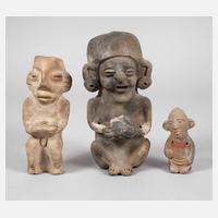 Drei präkolumbische anthropomorphe Figuren111