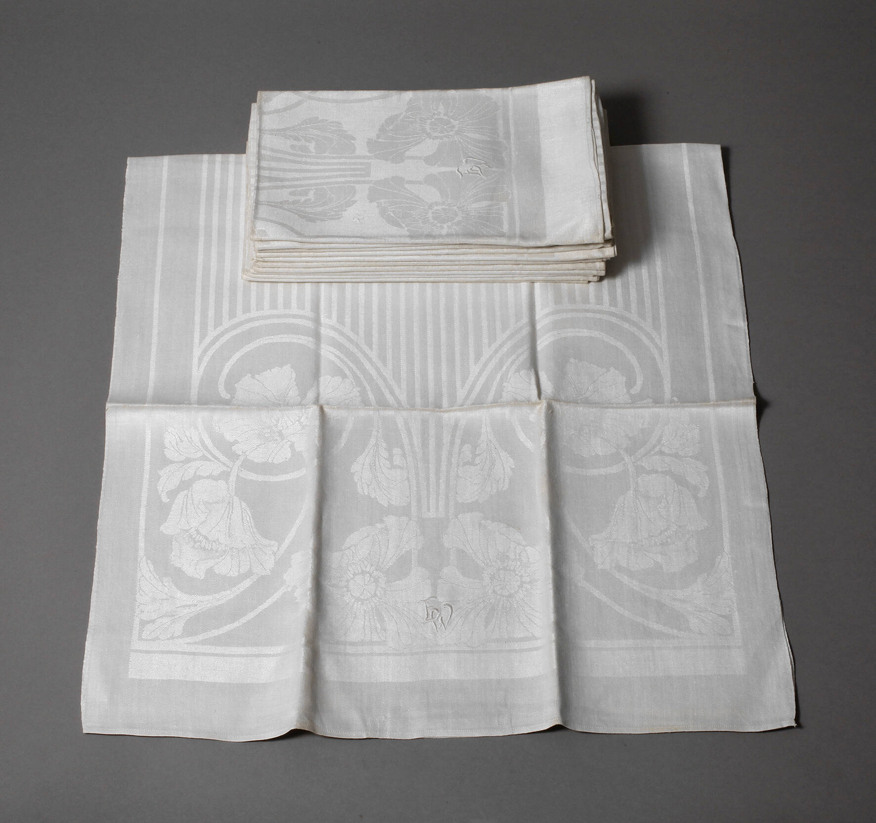 Zwölf Jugendstilhandtücher