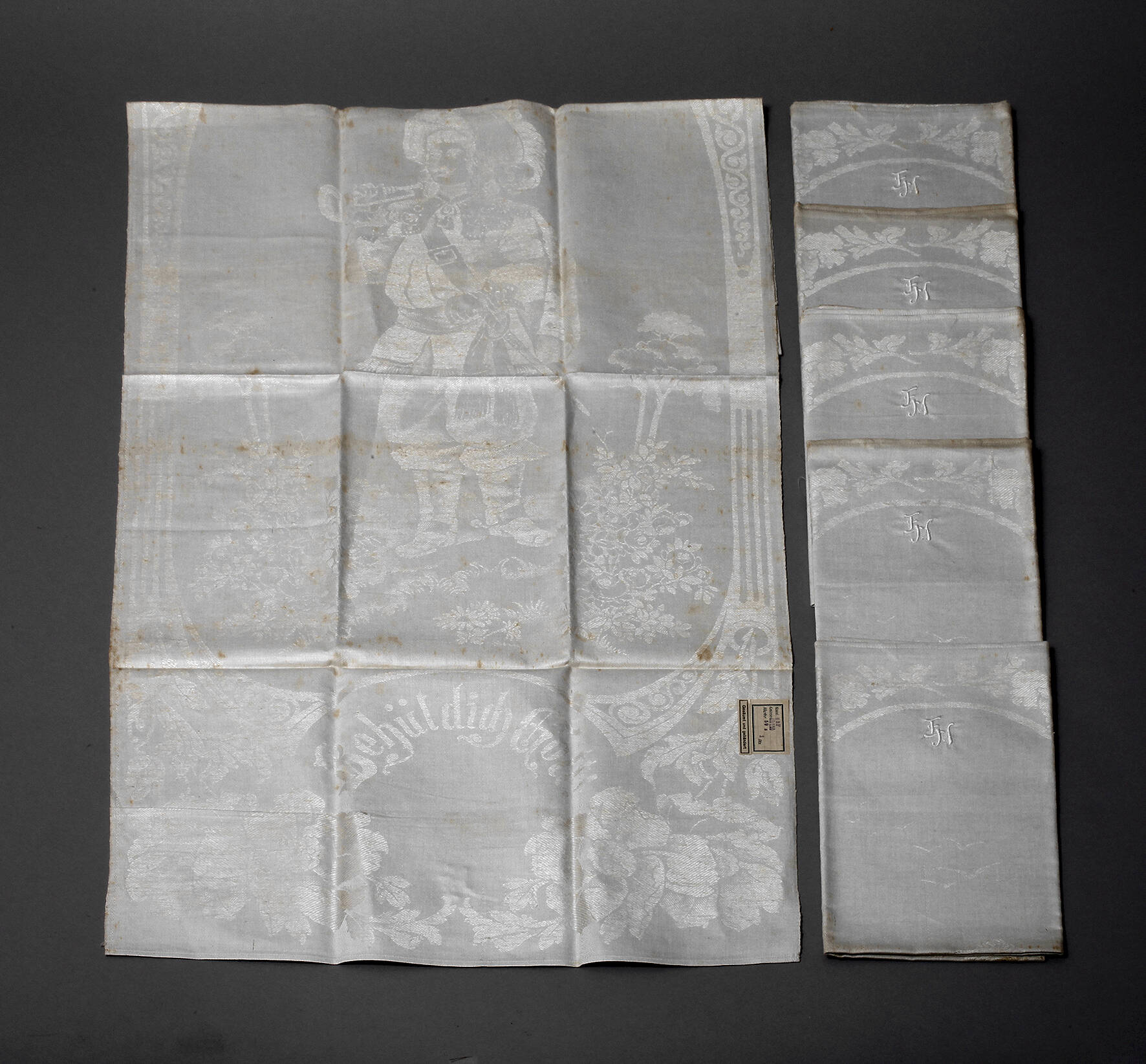 Sechs Gebilddamast-Handtücher