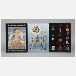 Konvolut Fachbücher Galerie Wolfgang Ketterer München: Ballspenden, Studentica, Fahrner-Schmuck; Format jeweils Lex. 8°, geringe Alters- und Gebrauchsspuren.