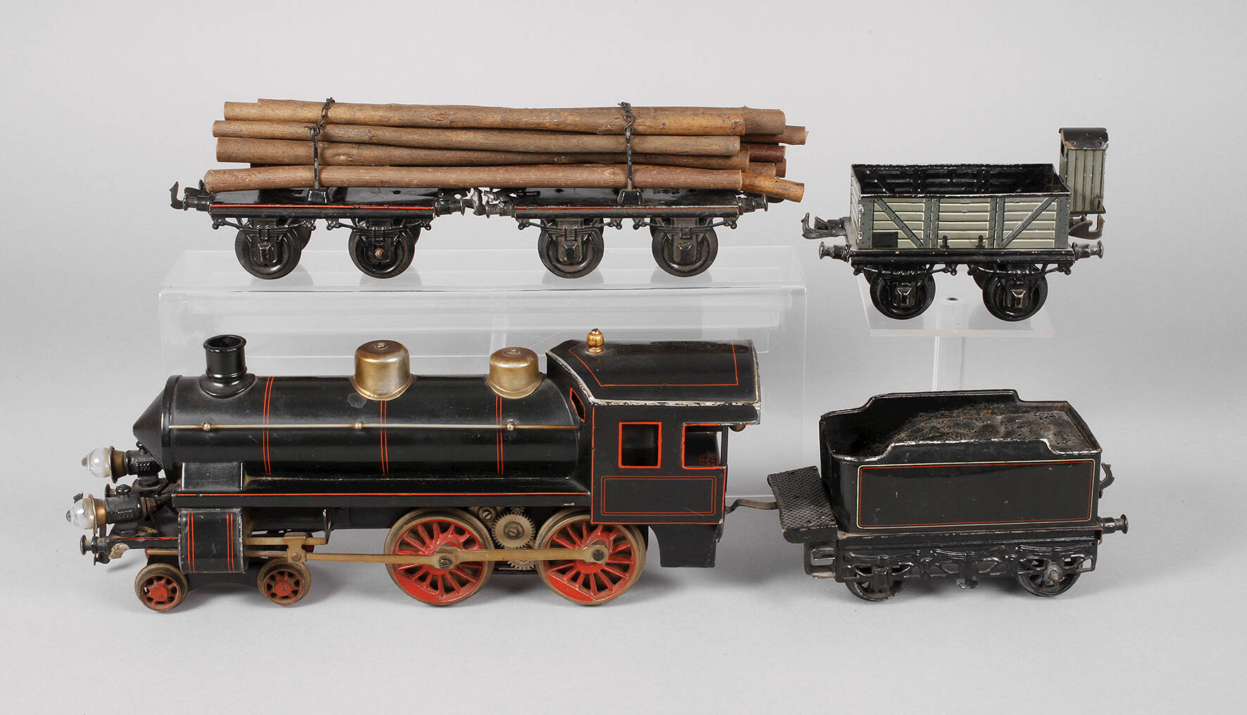 Lokomotive und zwei Wagen