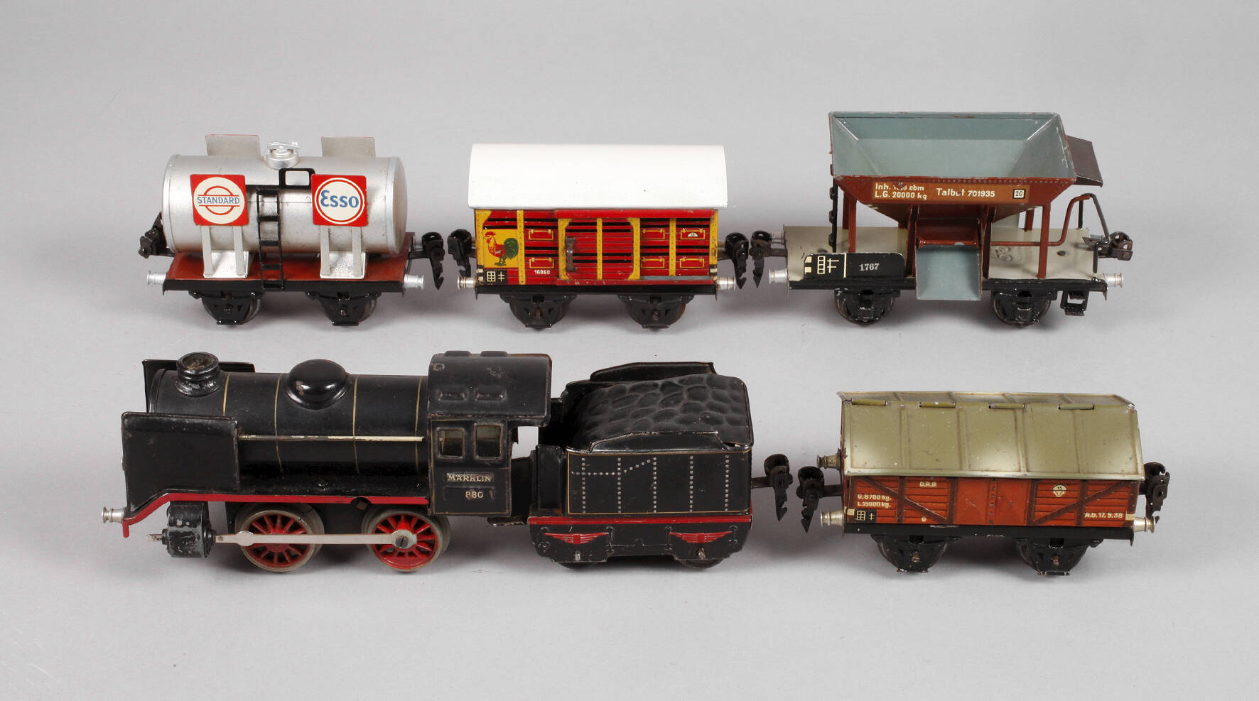 Lok Märklin mit Tender und vier Güterwagen