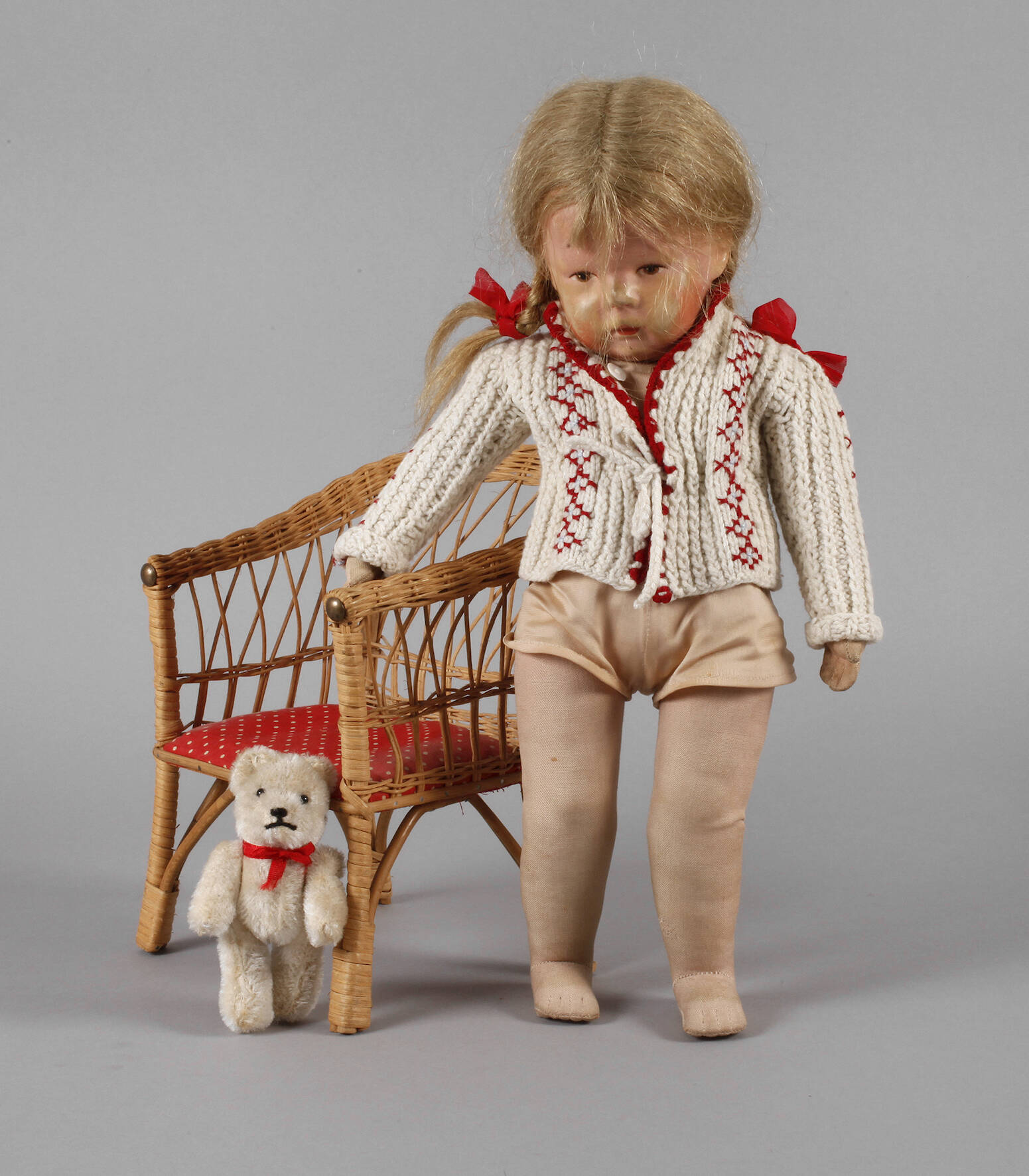 Käthe Kruse Puppe mit Stuhl und Teddy