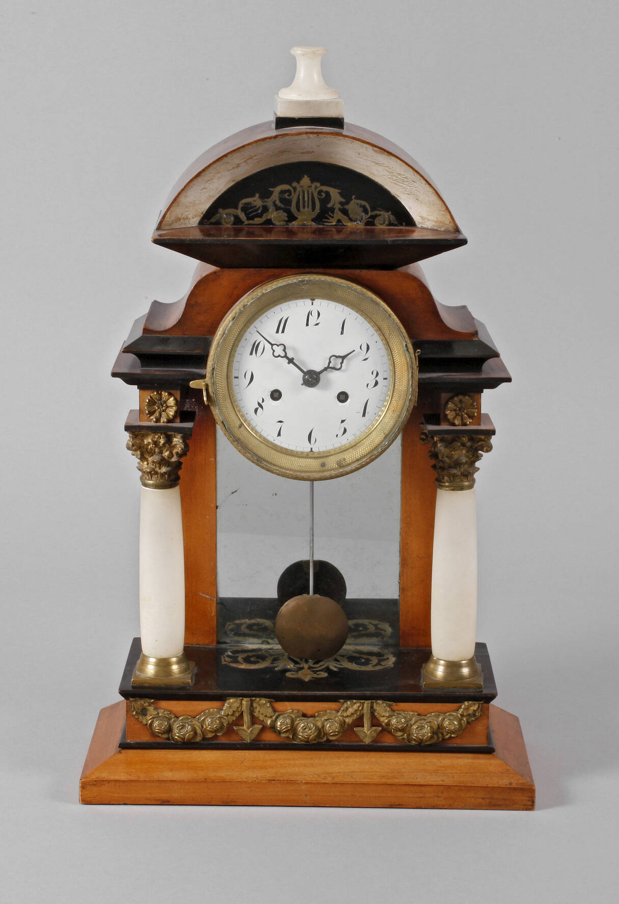 Biedermeieruhr mit Alabastersäulen