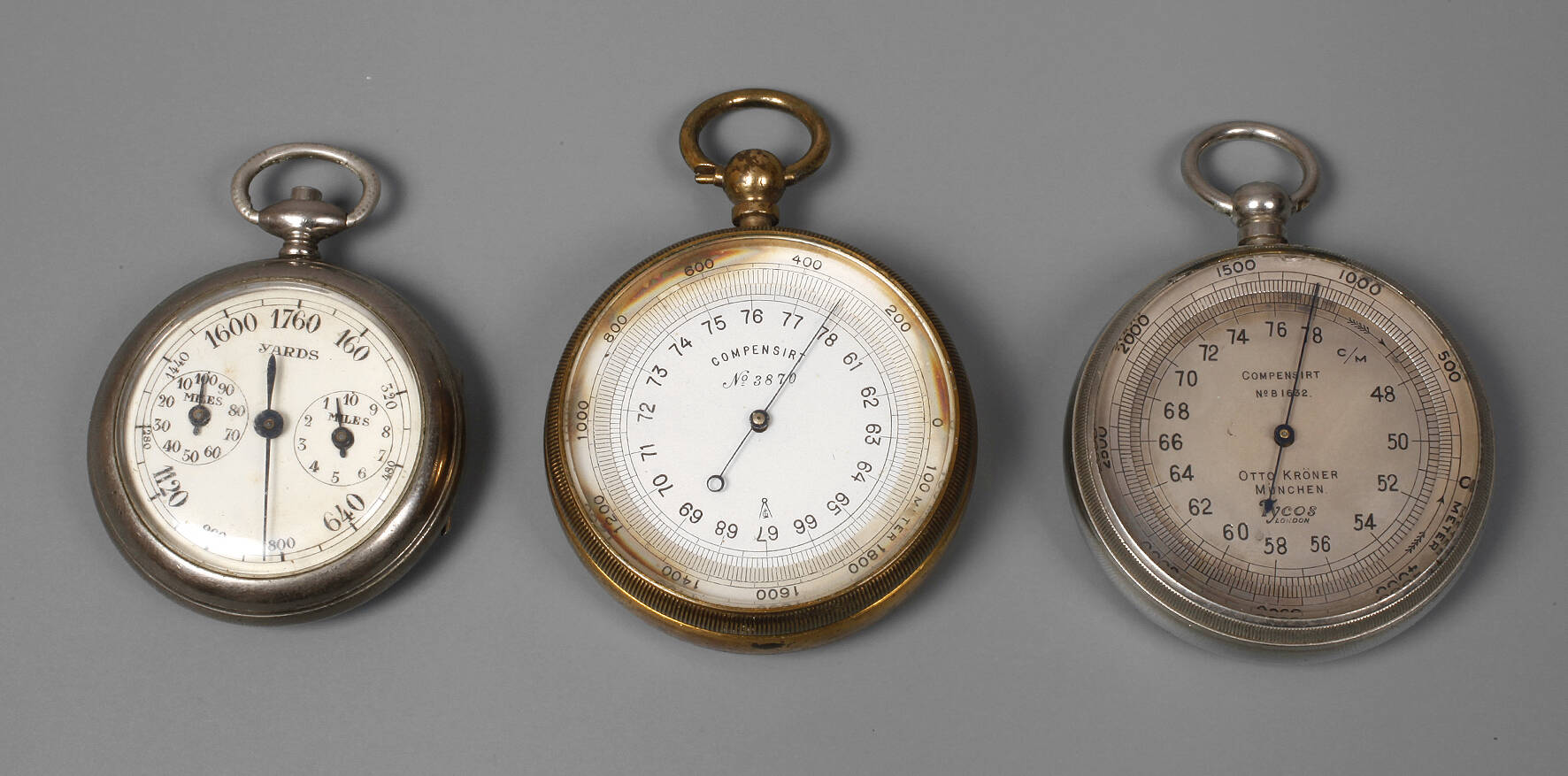 Zwei Höhenmesser und ein Schrittzähler