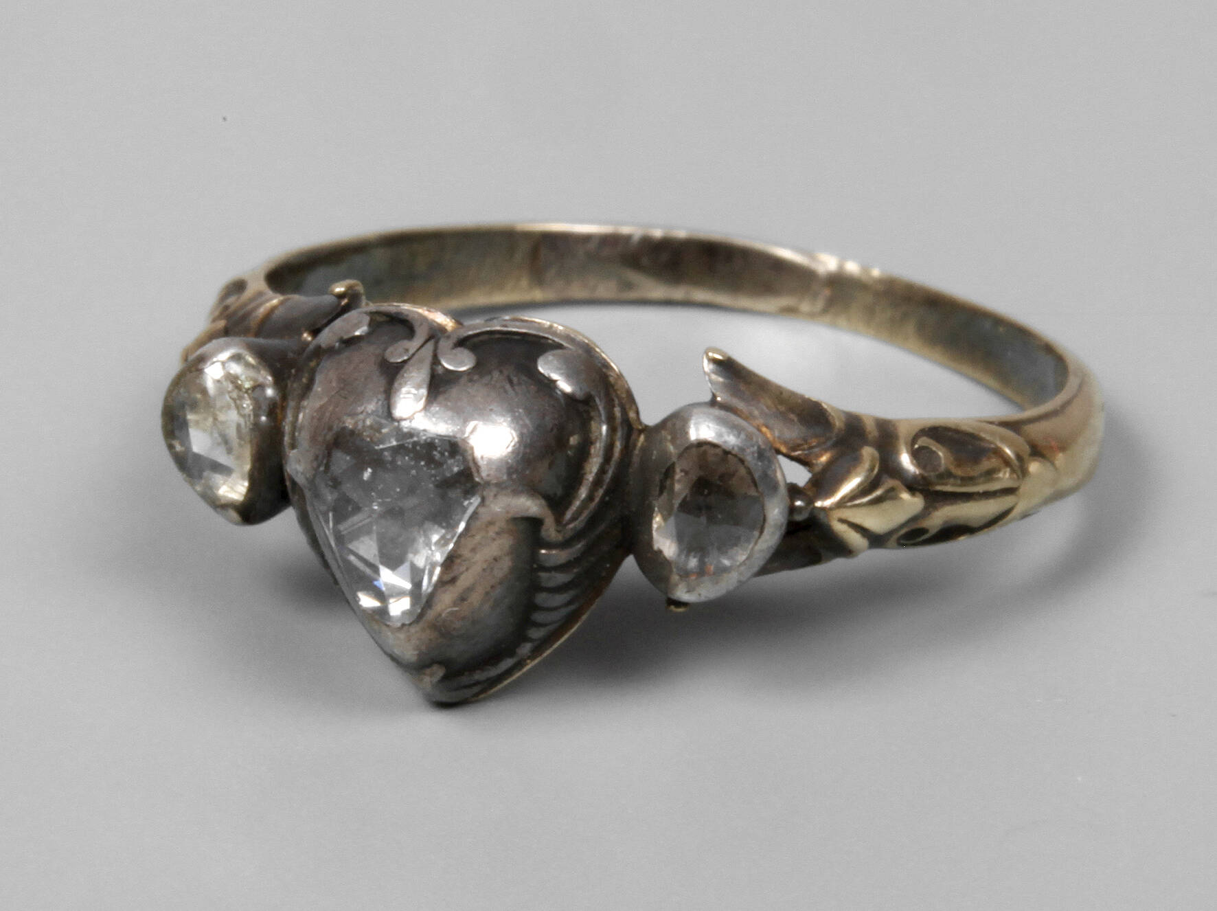 Damenring mit Diamantrosen