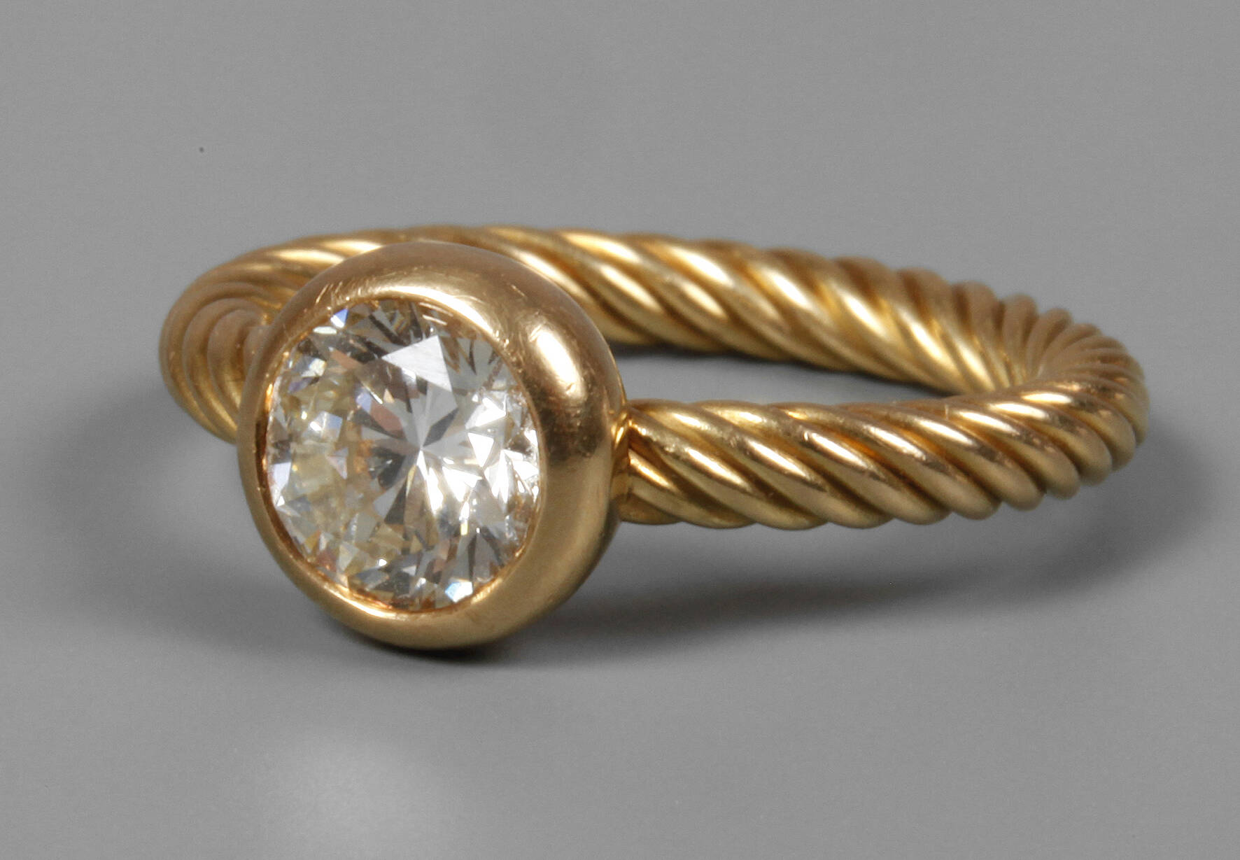 Damenring mit Brillant von ca. 1 ct