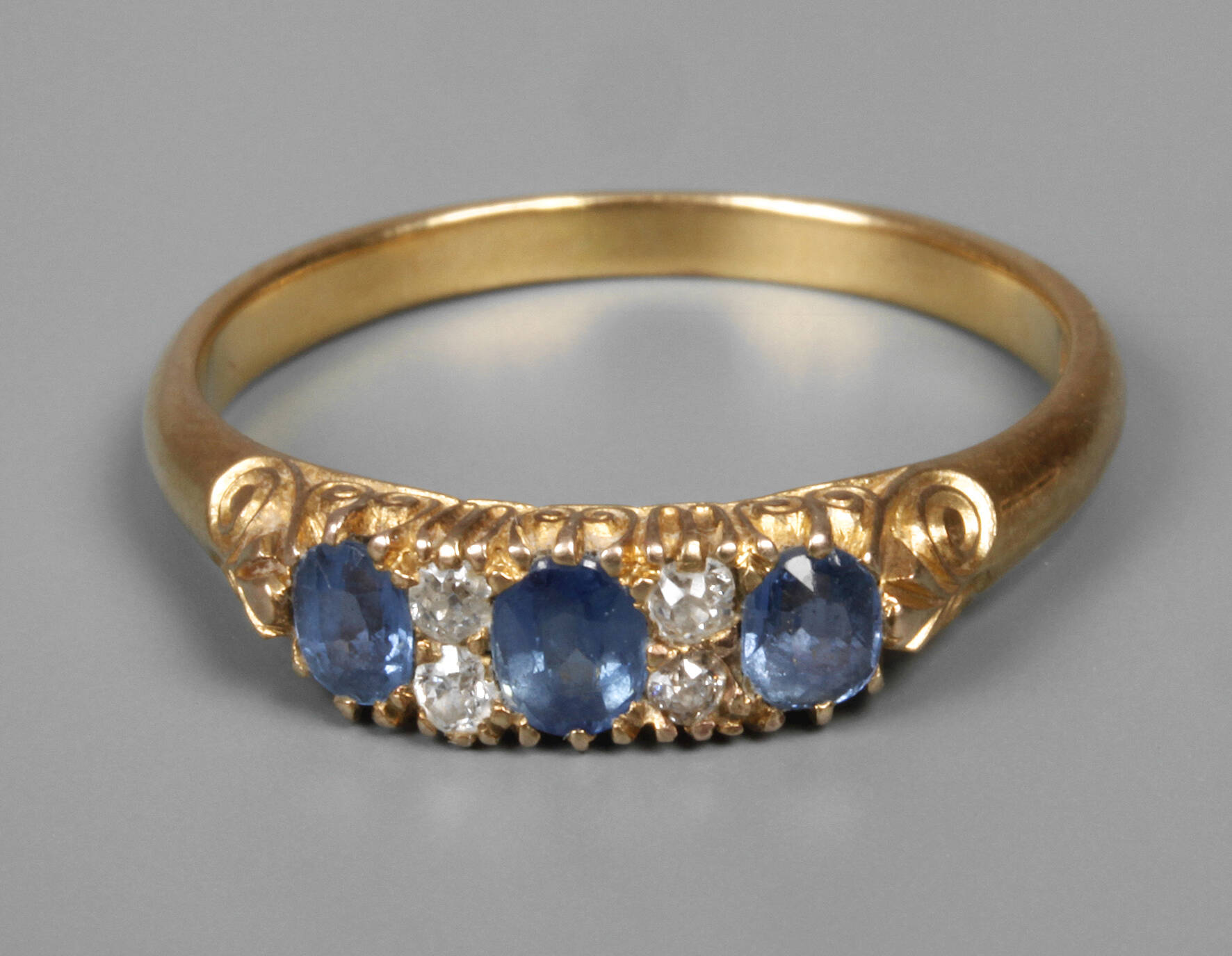 Damenring mit Saphiren