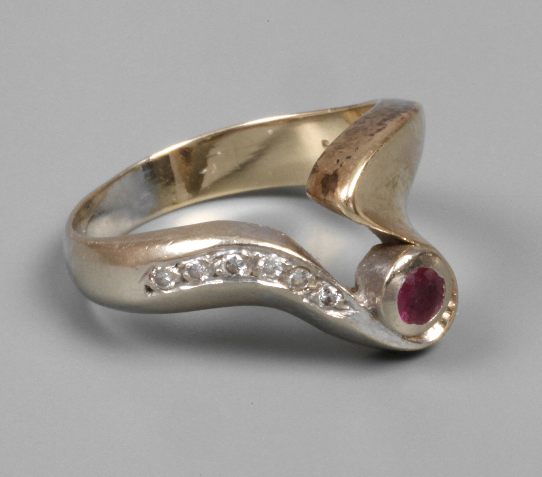 Damenring mit Rubin und Diamanten