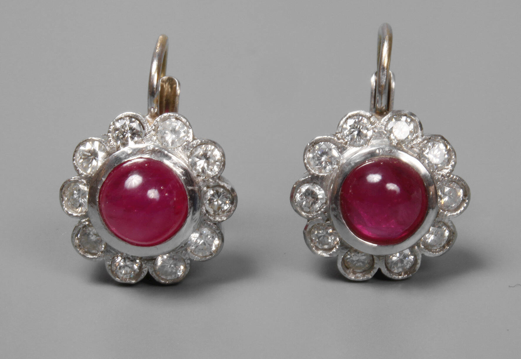 Paar Ohrhänger mit Brillanten und Rubinen