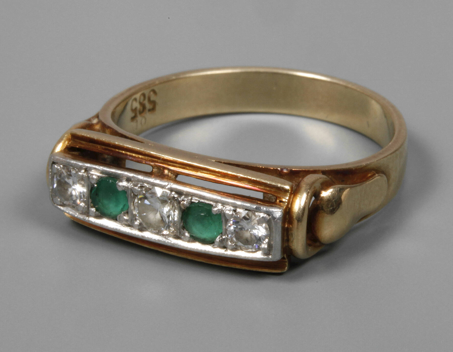 Damenring mit Smaragden und Brillanten