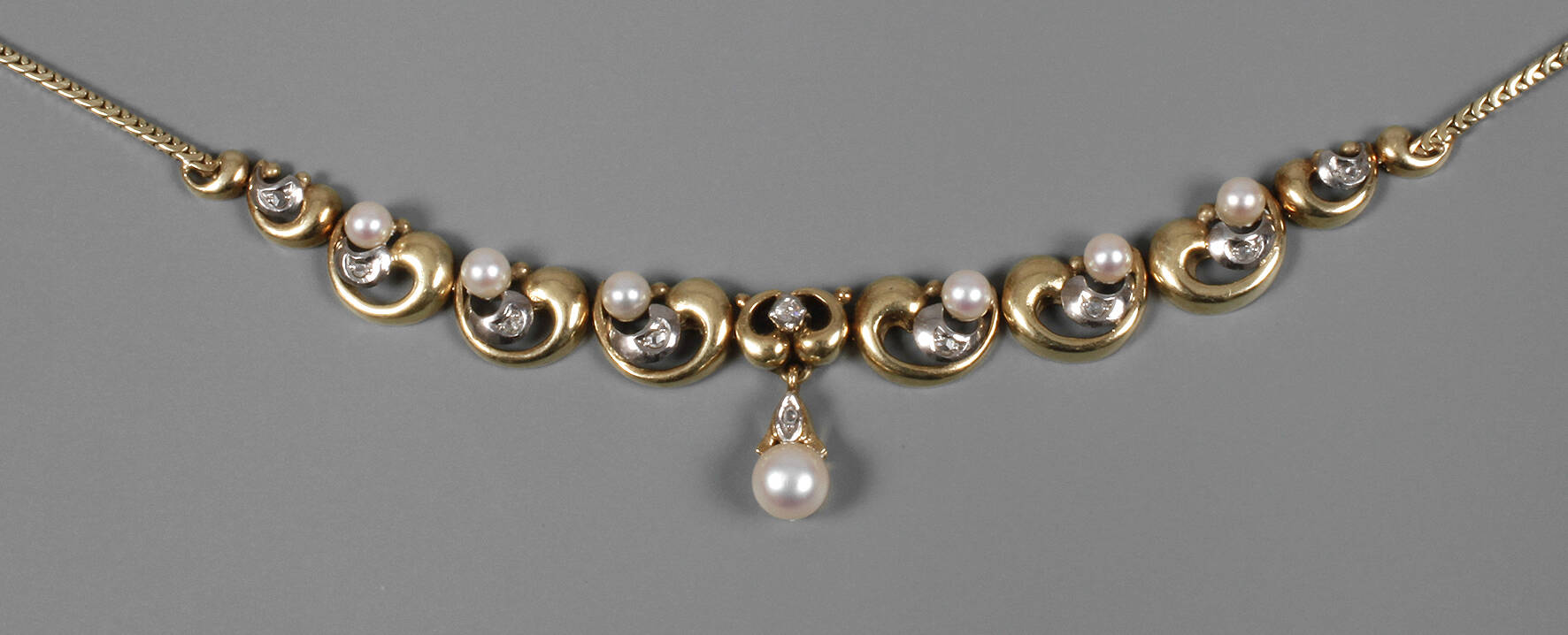 Collier mit Diamanten und Perlen
