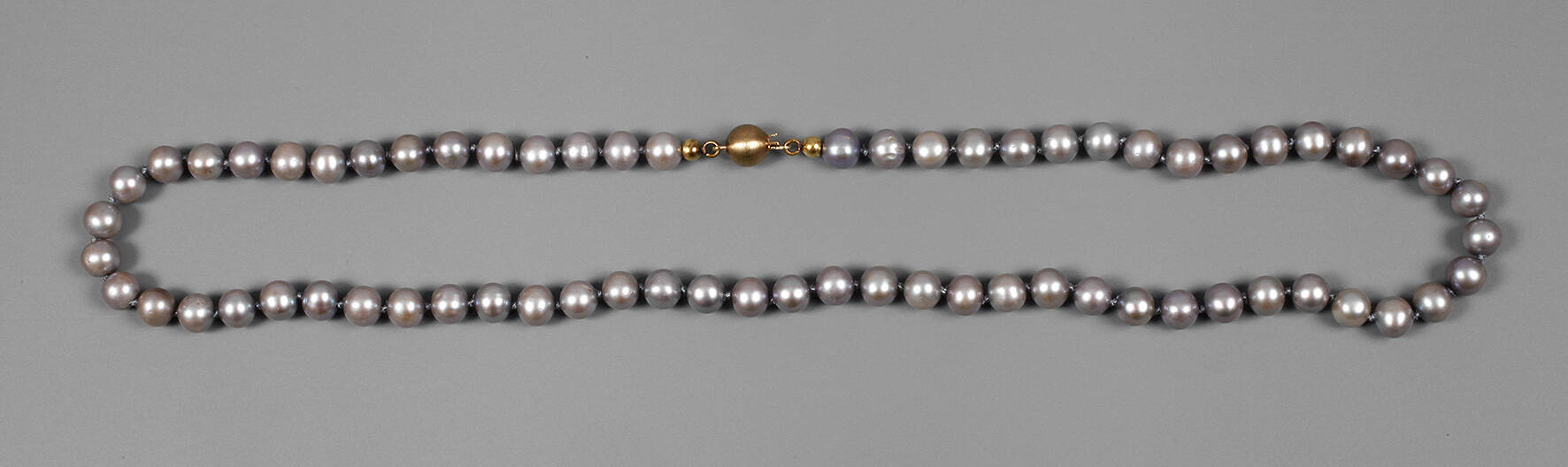 Perlenkette in Grau