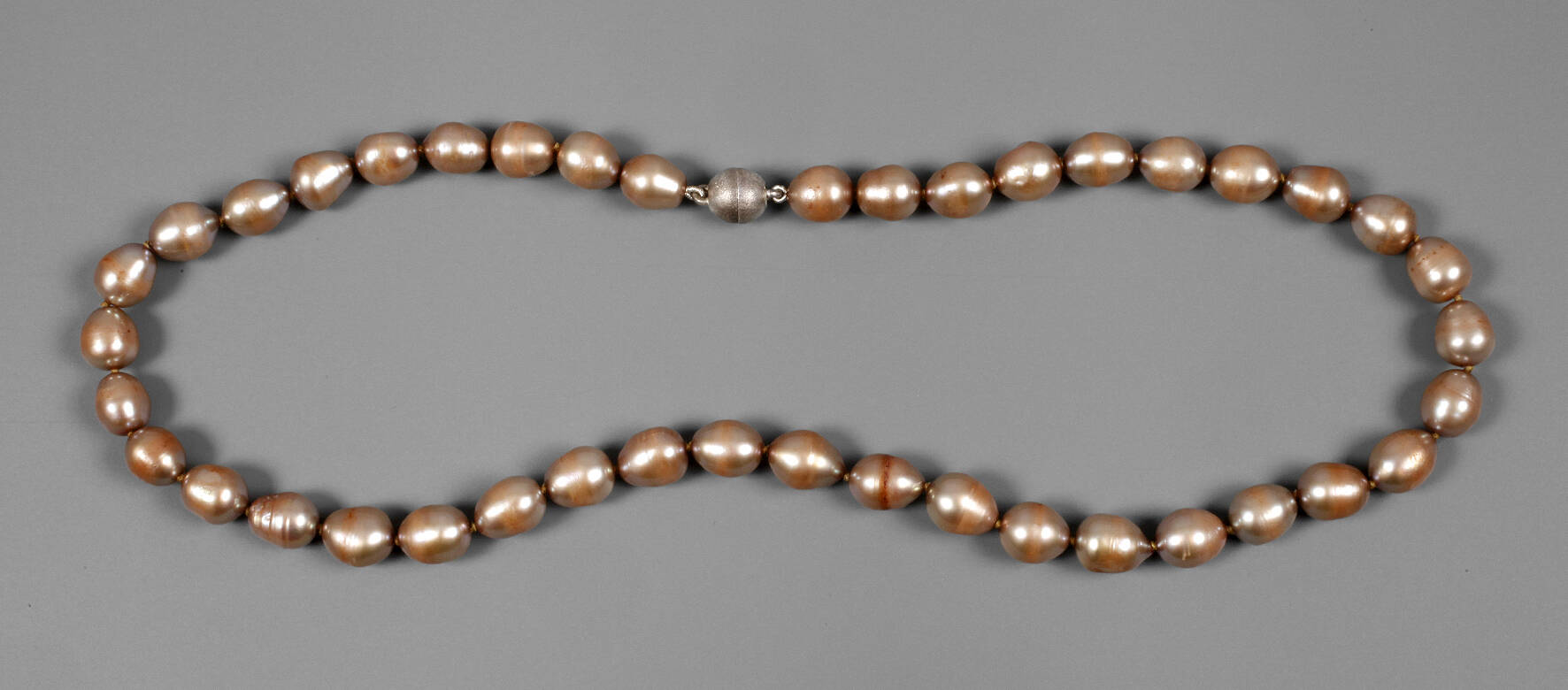 Perlenkette in Cognac