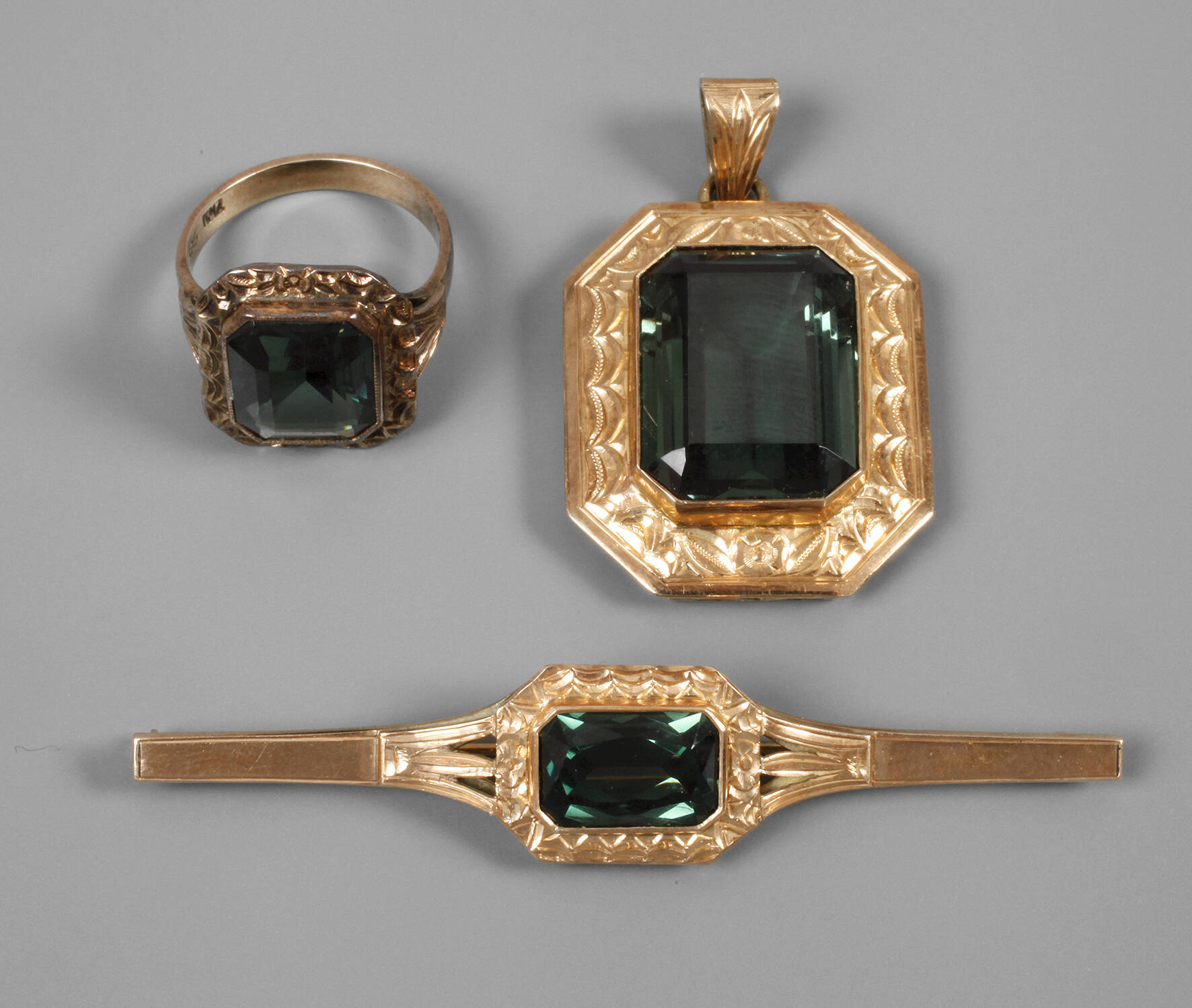 Schmuckset mit Steinbesatz