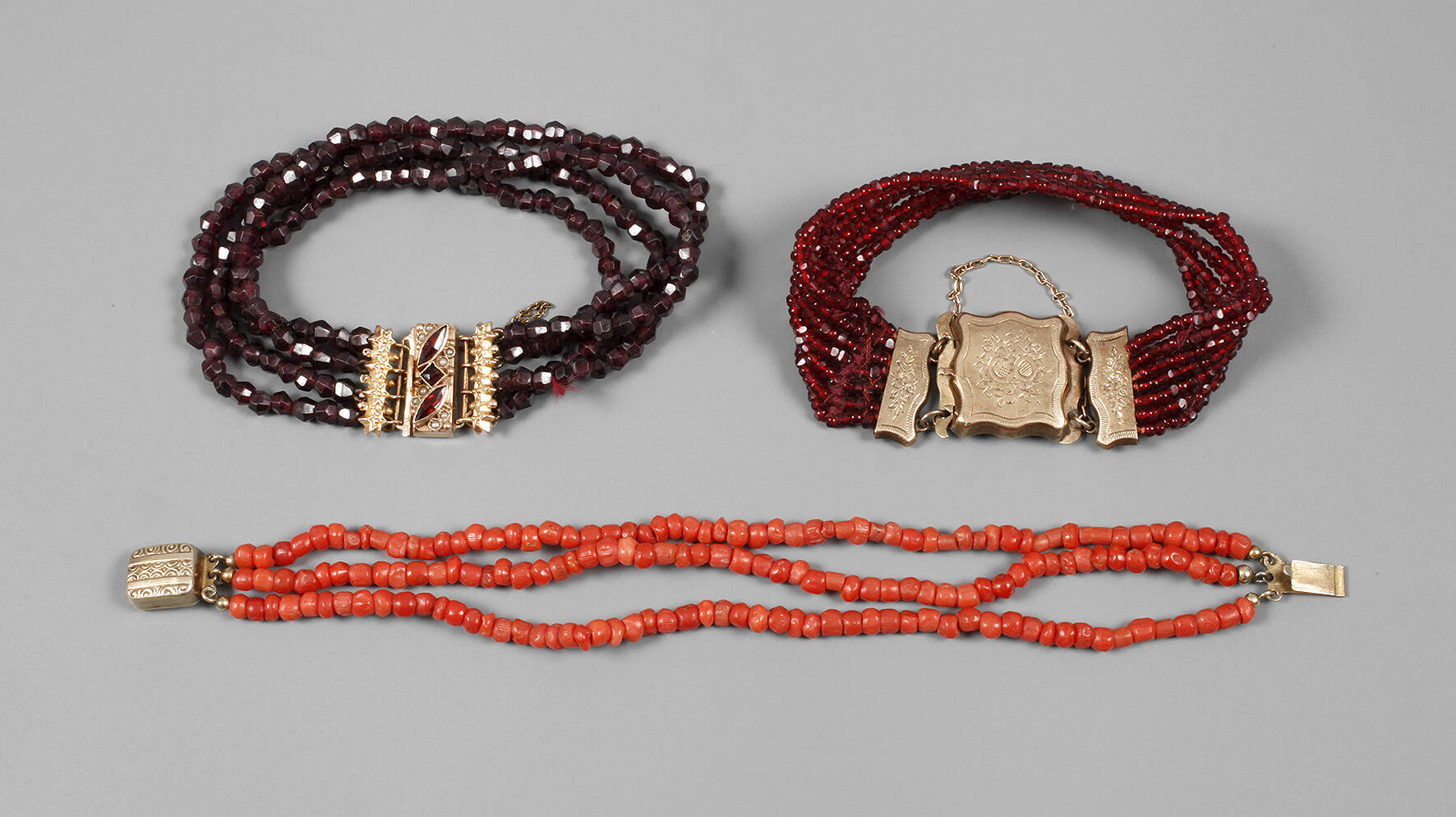 Drei Biedermeierarmbänder