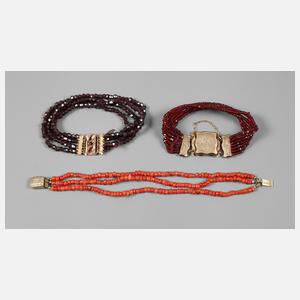 Drei Biedermeierarmbänder